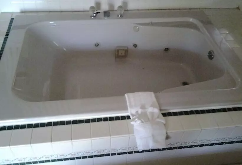 Motelli Norton Shores Inn