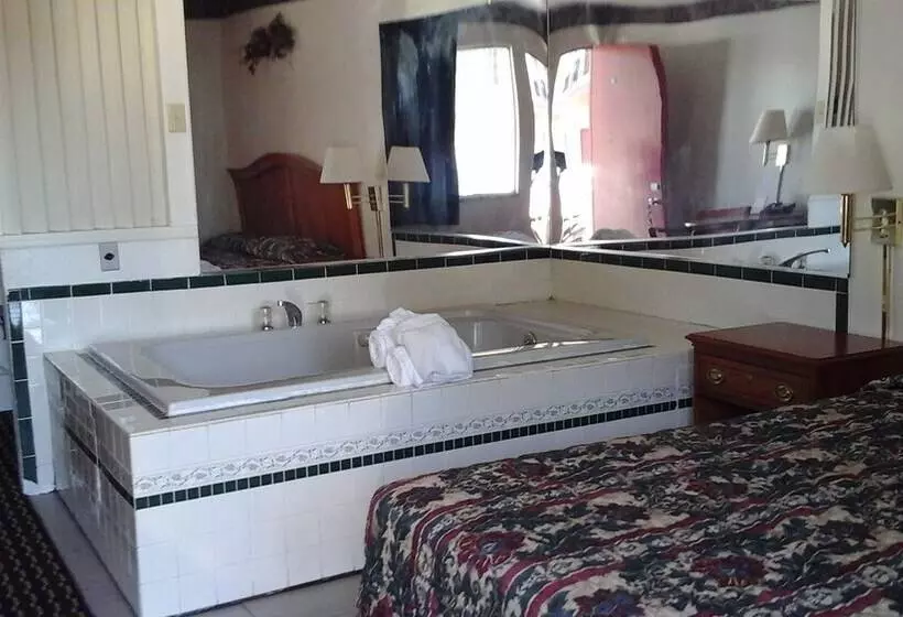 Motelli Norton Shores Inn