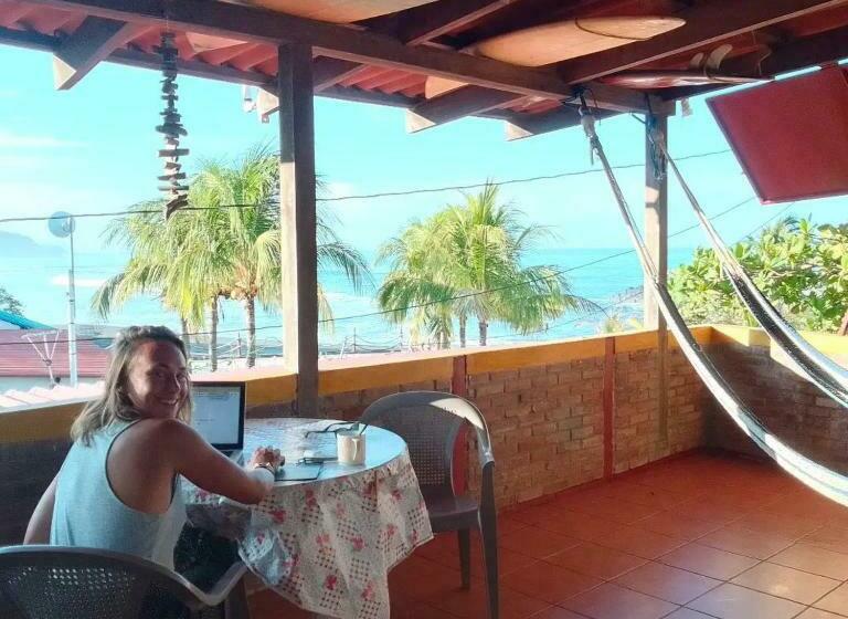 تختخواب و صبحانه Bananoz Surfhouse