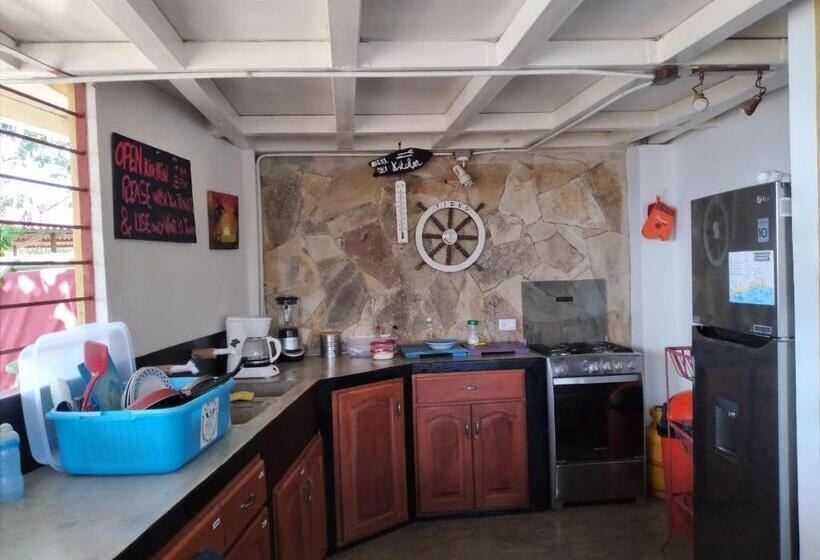 تختخواب و صبحانه Bananoz Surfhouse