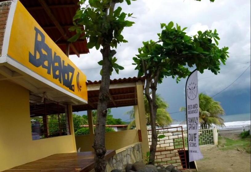 تختخواب و صبحانه Bananoz Surfhouse