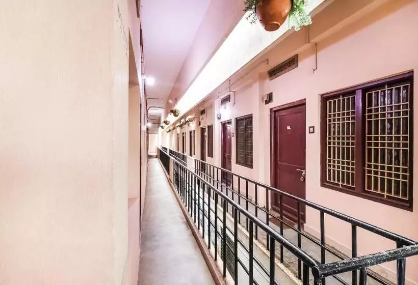 ホテル Spot On 46039 Tarangini Residency