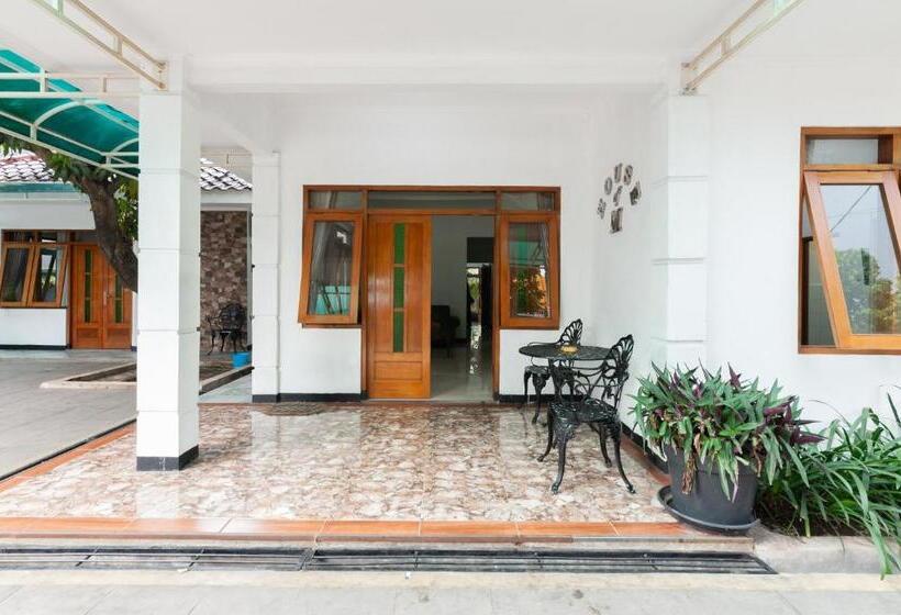 בית מלון כפרי House Of M Bogor Mitra Reddoorz