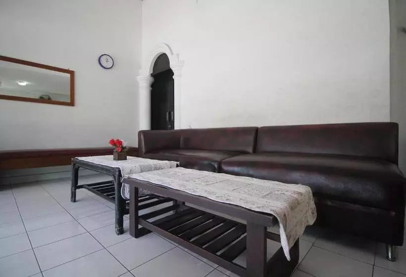 ホテル Oyo 2014 Wisma Zahra