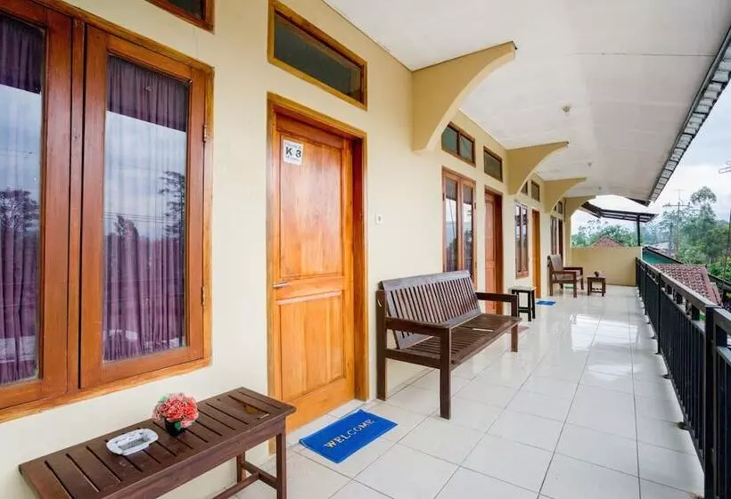 Hotelli Oyo 2961 Artana Bed & Breakfast