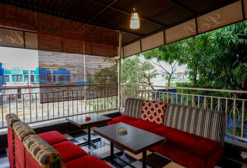 Отель Reddoorz Near Citraland Waterpark Kendari