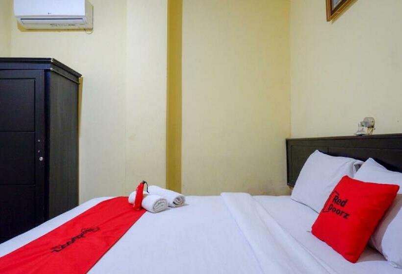 Отель Reddoorz Near Citraland Waterpark Kendari