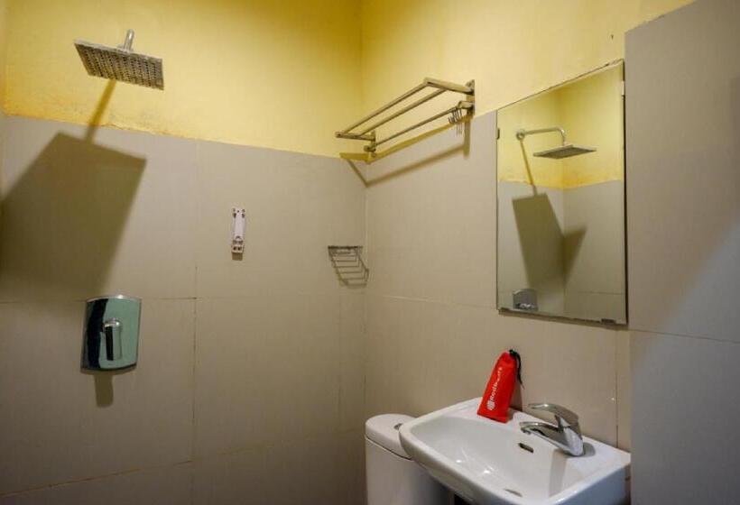 Отель Reddoorz Near Citraland Waterpark Kendari