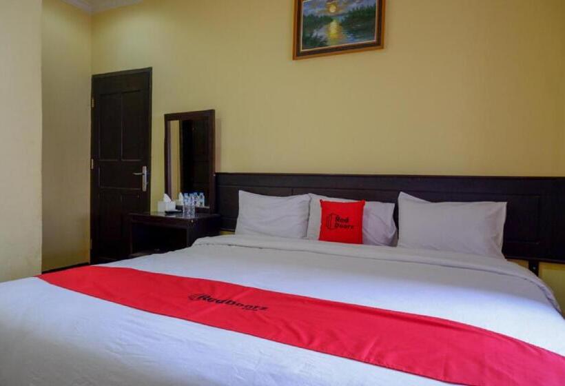 Отель Reddoorz Near Citraland Waterpark Kendari