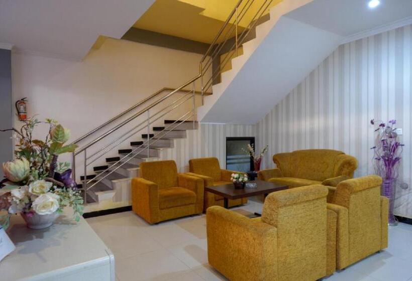 Отель Reddoorz Near Citraland Waterpark Kendari