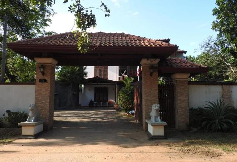 בית מלון כפרי Yala Safaris Inn