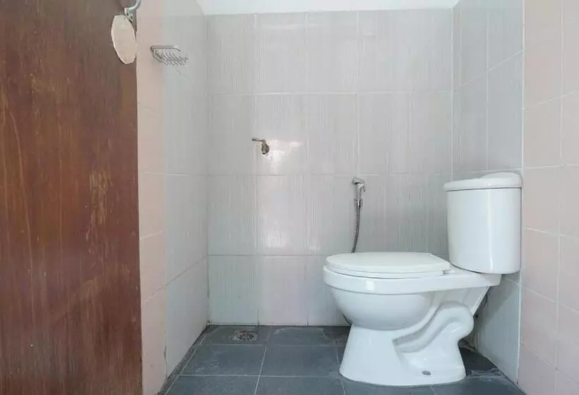 Reddoorz Hostel @ Borobudur Street