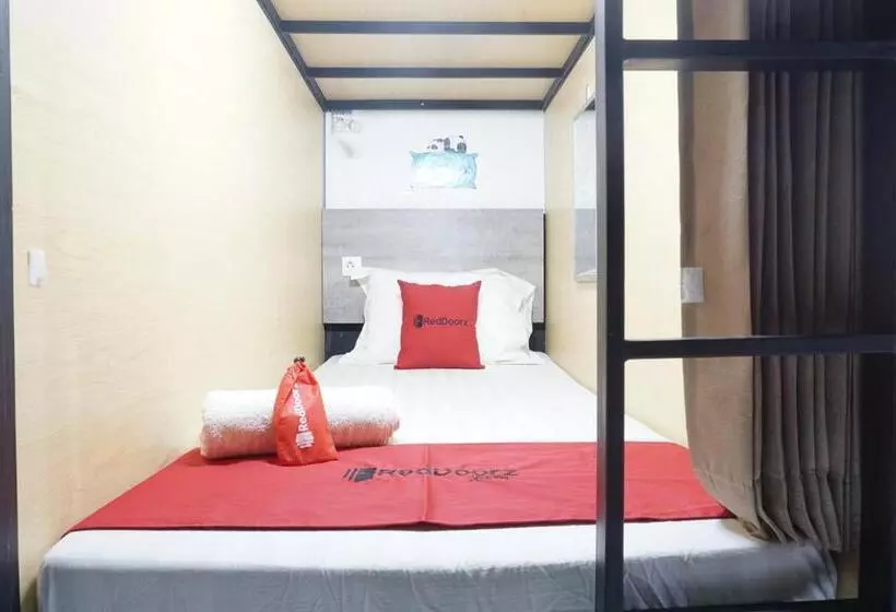 Reddoorz Hostel @ Borobudur Street
