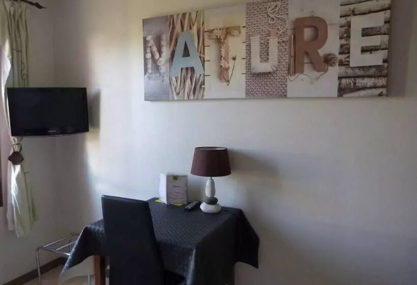 Hotelli Logis Hôtel Les Confins Du Perche