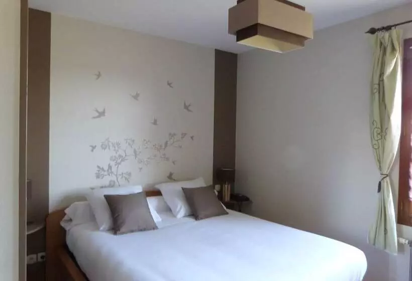 Hotelli Logis Hôtel Les Confins Du Perche