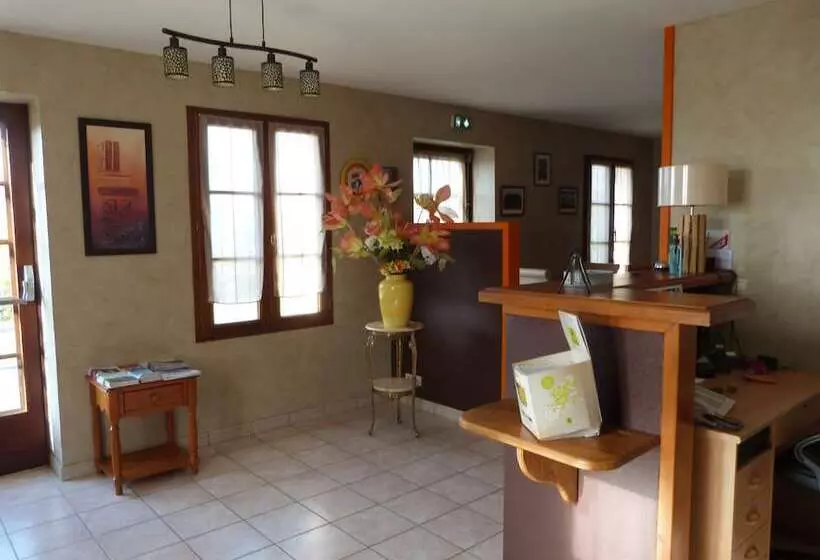 Hotelli Logis Hôtel Les Confins Du Perche