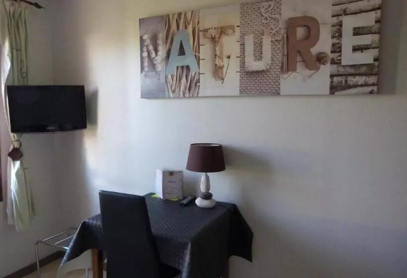 Hotelli Logis Hôtel Les Confins Du Perche