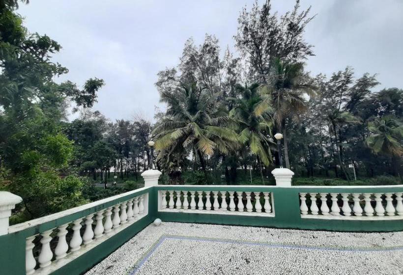 Отель Seawoods Beach