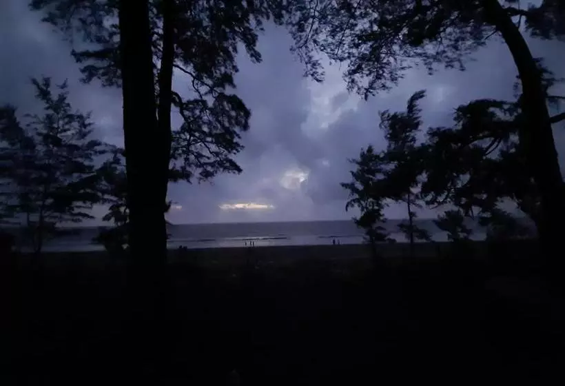 ホテル Seawoods Beach