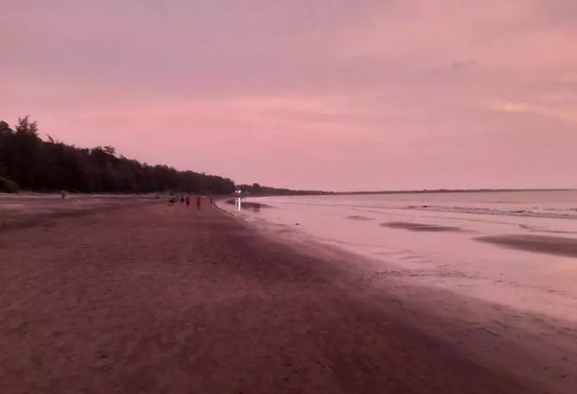 ホテル Seawoods Beach