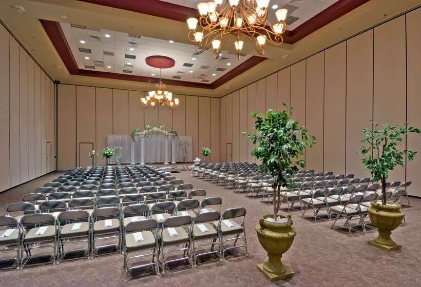 ホテル Embassy Suites By Hilton Huntsville