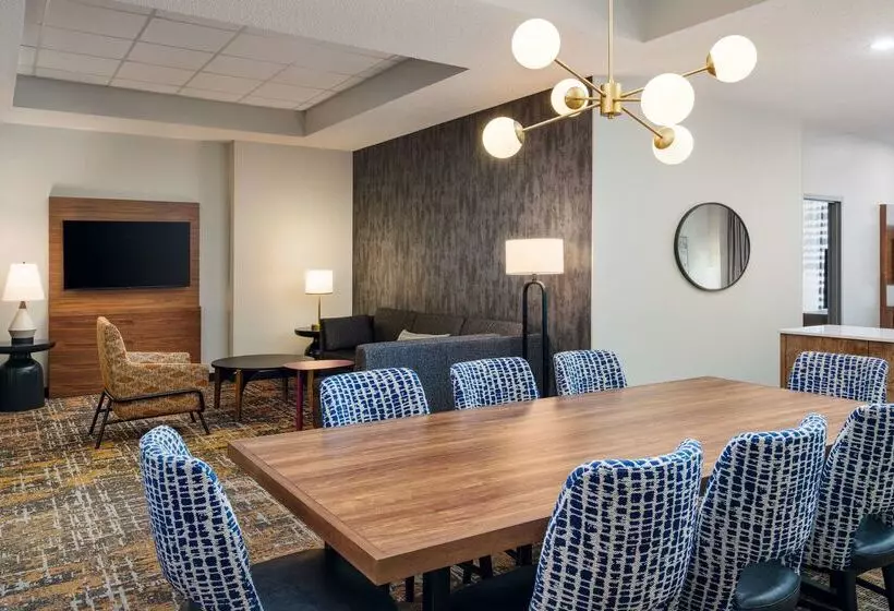 ホテル Embassy Suites By Hilton Huntsville