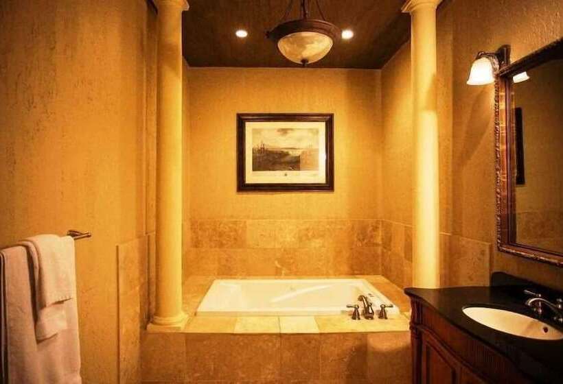 Niagara Crossing Hotel And Spa