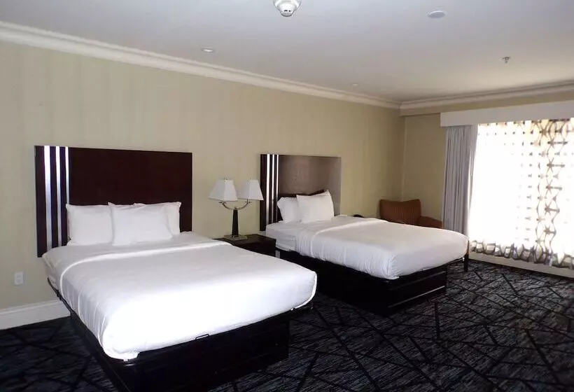 Niagara Crossing Hotel And Spa