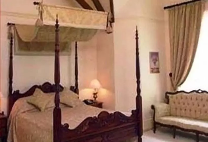 Отель The Hunting Lodge