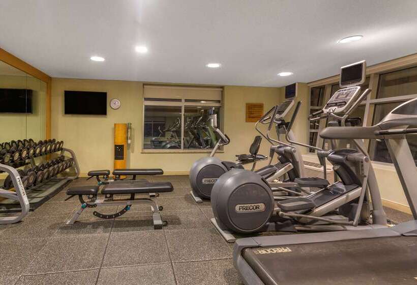 בית מלון כפרי Wyndham Garden Buffalo Downtown