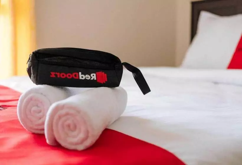 ホテル Reddoorz Plus Near Universitas Saburai Lampung