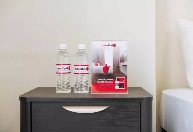 ホテル Reddoorz Plus Near Universitas Saburai Lampung