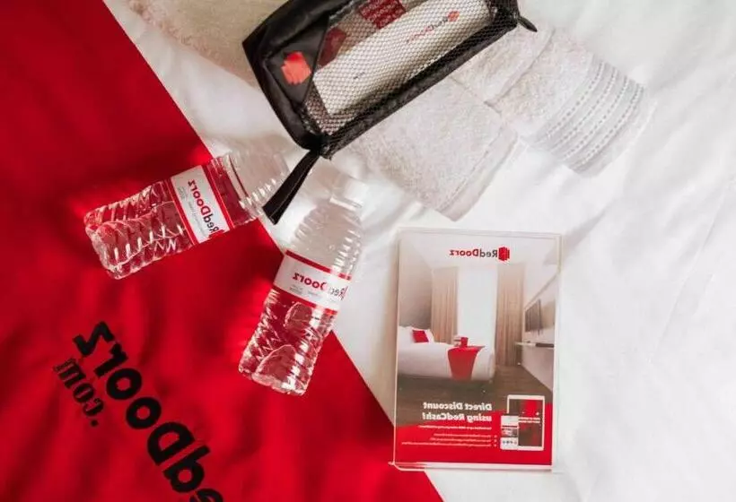 ホテル Reddoorz Plus Near Universitas Saburai Lampung