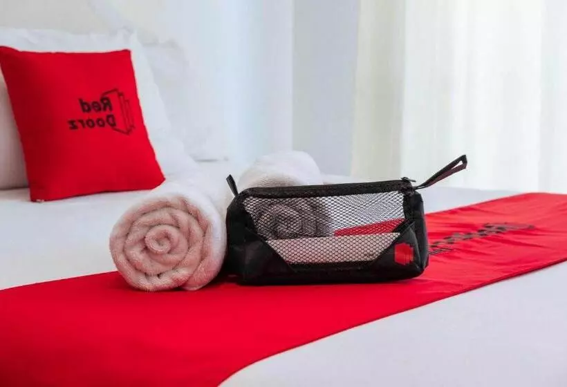 ホテル Reddoorz Plus Near Universitas Saburai Lampung