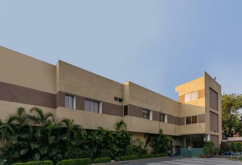 بنسيون Oyo 77596 Nambiaparambil Convention Center