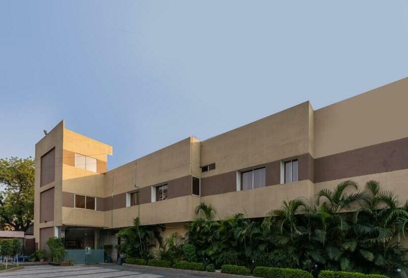 بنسيون Oyo 77596 Nambiaparambil Convention Center