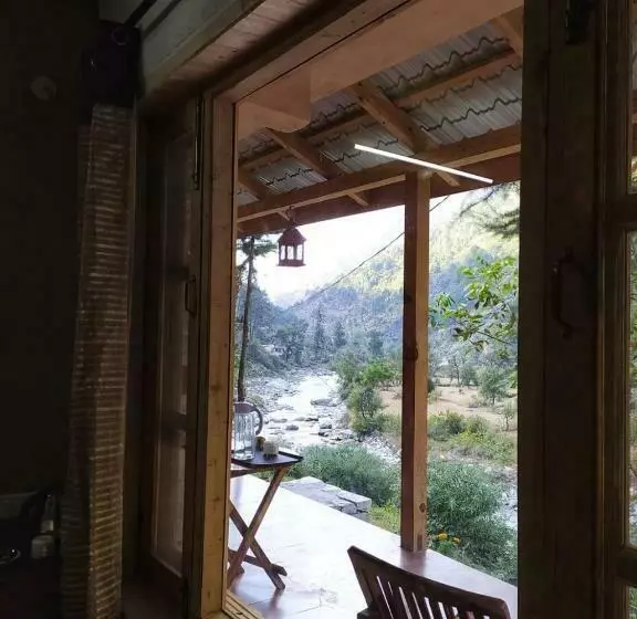 استراحتگاه The Riverwalk Tirthan Valley