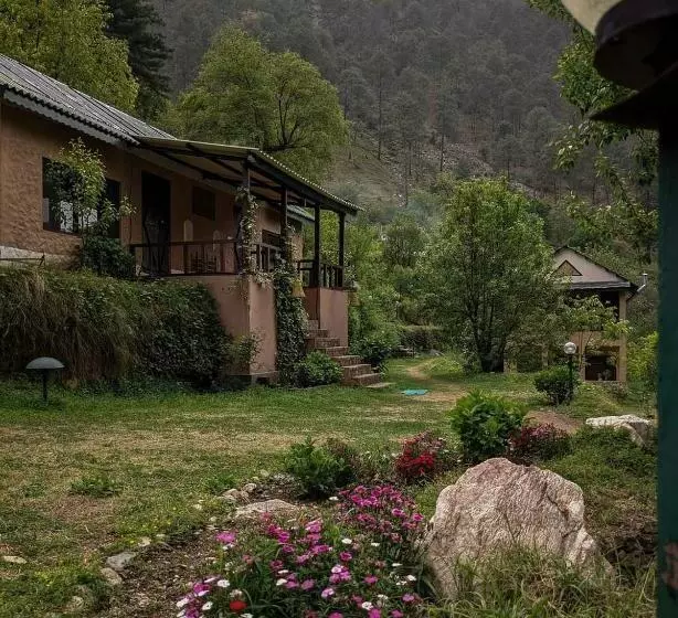استراحتگاه The Riverwalk Tirthan Valley