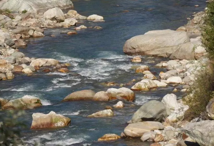 استراحتگاه The Riverwalk Tirthan Valley