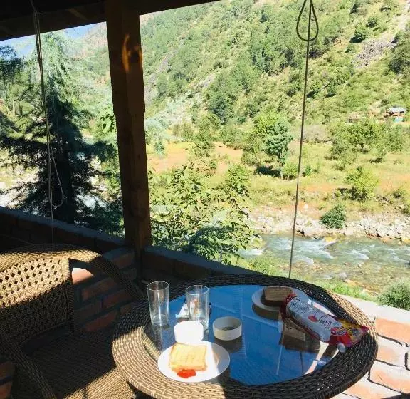 استراحتگاه The Riverwalk Tirthan Valley