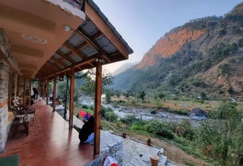 استراحتگاه The Riverwalk Tirthan Valley