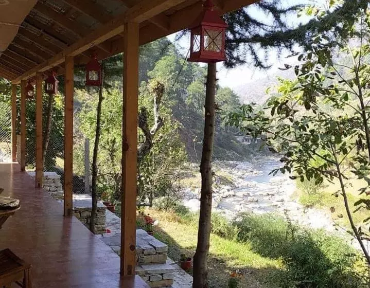 استراحتگاه The Riverwalk Tirthan Valley