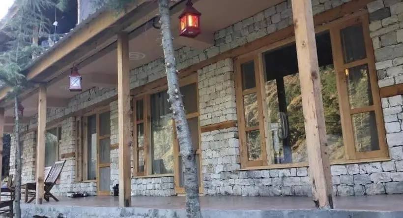 استراحتگاه The Riverwalk Tirthan Valley
