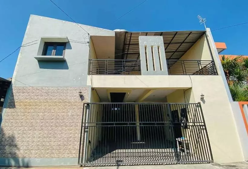 ホテル Kanca Homestay Mitra Reddoorz Near Gor Untung Suropati