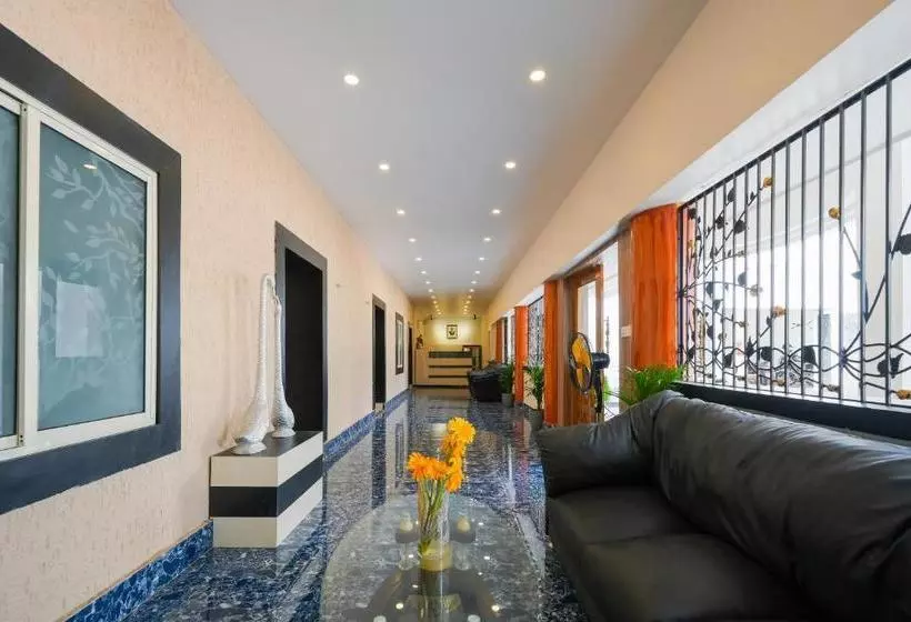 ホテル Spot On 82053 Royal Adwita Resort