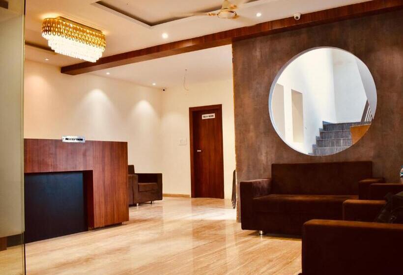 هتل Vrindavan Palace