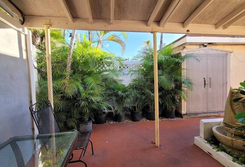 酒店 Barefoot Mailman Inn & Suites