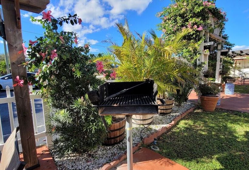 酒店 Barefoot Mailman Inn & Suites