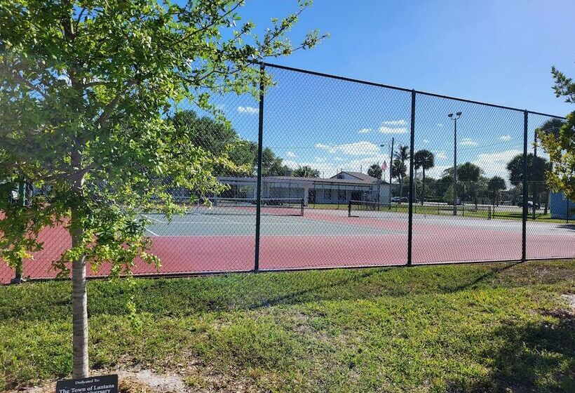 酒店 Barefoot Mailman Inn & Suites