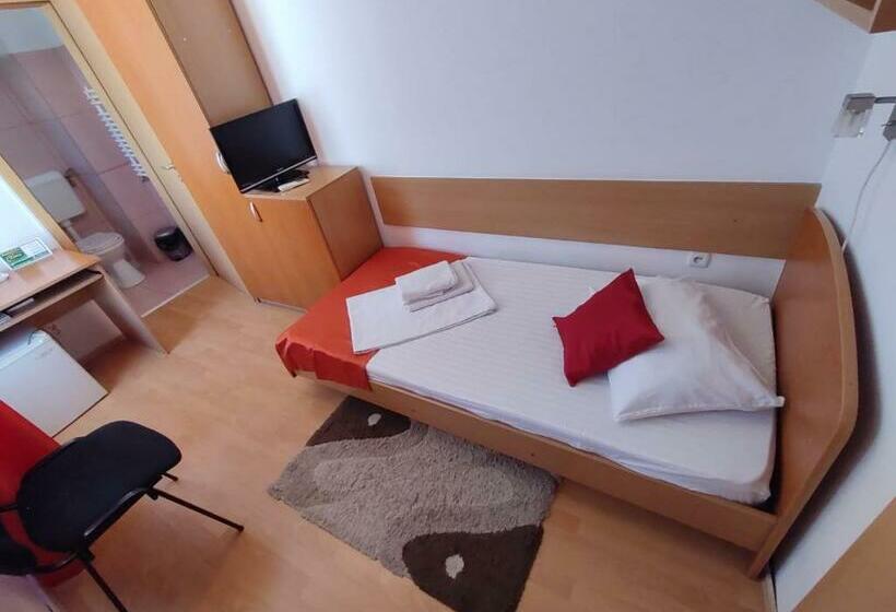 Aamiaismajoitus (B&B) Pensiunea Elena